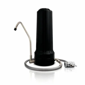 Schwarzer Auftisch-Wasserfilter mit separatem Edelstahl-Auslauf und Anschlussschlauch zur Montage auf der Küchenarbeitsplatte