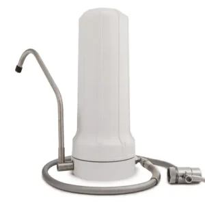 Weißer Auftisch-Wasserfilter mit separatem Edelstahl-Auslauf und Anschlussschlauch zur Montage auf der Arbeitsplatte.