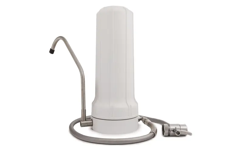 Weißer Auftisch-Wasserfilter mit separatem Edelstahl-Auslauf und Anschlussschlauch zur Montage auf der Arbeitsplatte.