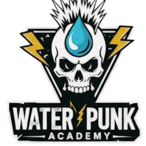 Logo der Water Punk Academy: stilisierter Totenschädel mit blauem Wassertropfen als Irokesenschnitt, gelben Blitzen und modernem Punk-Design.