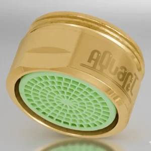 Aquart Wasserstrukturierer in Gold mit grünem Strukturkern für den Wasserhahn.