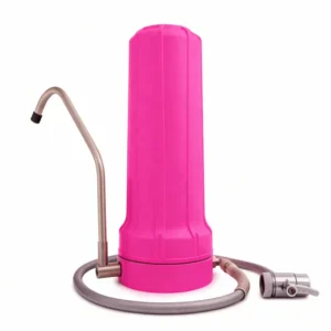 Neon-pinker Auftisch-Wasserfilter mit Edelstahl-Auslaufhahn und flexiblem Anschluss-Schlauch zur Verbindung mit der Küchenarmatur.