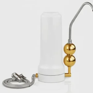 Auftisch-Wasserfilter in Weiß mit elegantem goldenen Wasserhahn und flexiblem Anschluss-Schlauch für die Küchenarmatur.