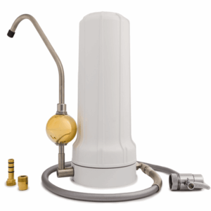 Weißer Auftisch-Wasserfilter mit Edelstahl-Auslaufhahn, goldener Glaskugel und Anschluss-Schlauch zur Verbindung mit der Küchenarmatur.